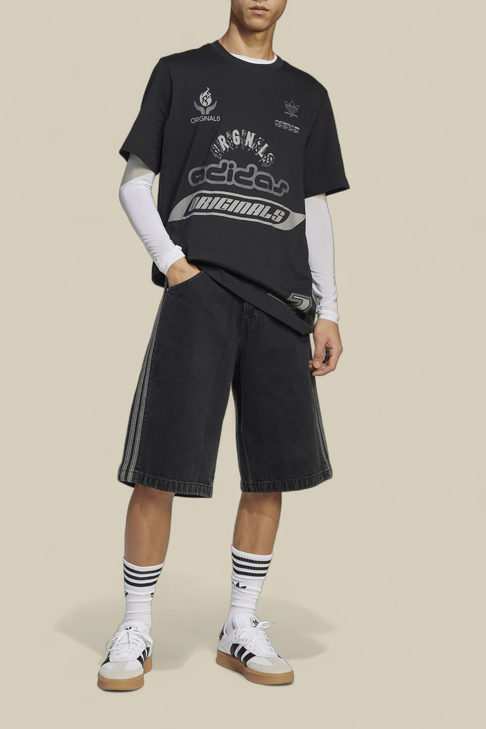 תמונת כל הלוק של מכנסי ג'ינס קצרים